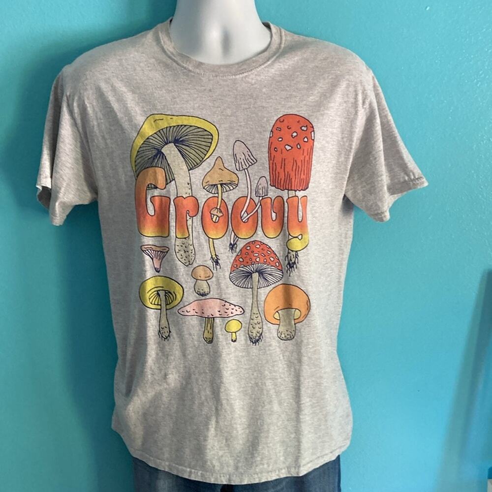 VINTAGE Fruit of the Loom Mens Tee Size M GROOVY Mushroom Graphic T-Shirt Unisex